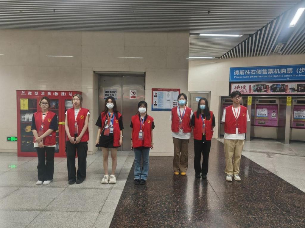 汉口火车站地铁站：设计学院志愿者展风采，暖心服务暖人心