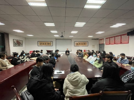 太阳集团网址首页登录召开21级励志感恩教育会议